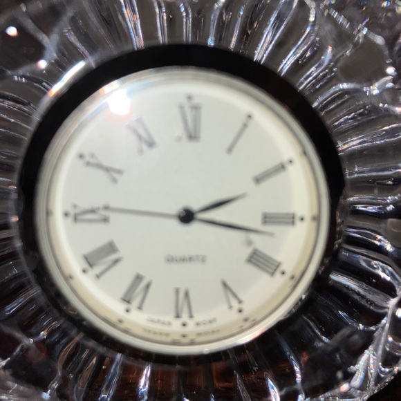 Classic Diamond Shaped Crystal Quartz Clock Paperweight. - Picture 3 of 7